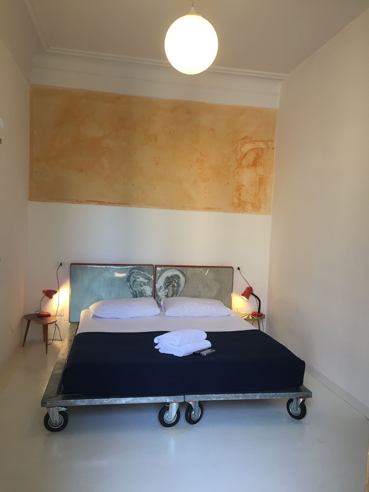 Roma Art Rooms 6/25