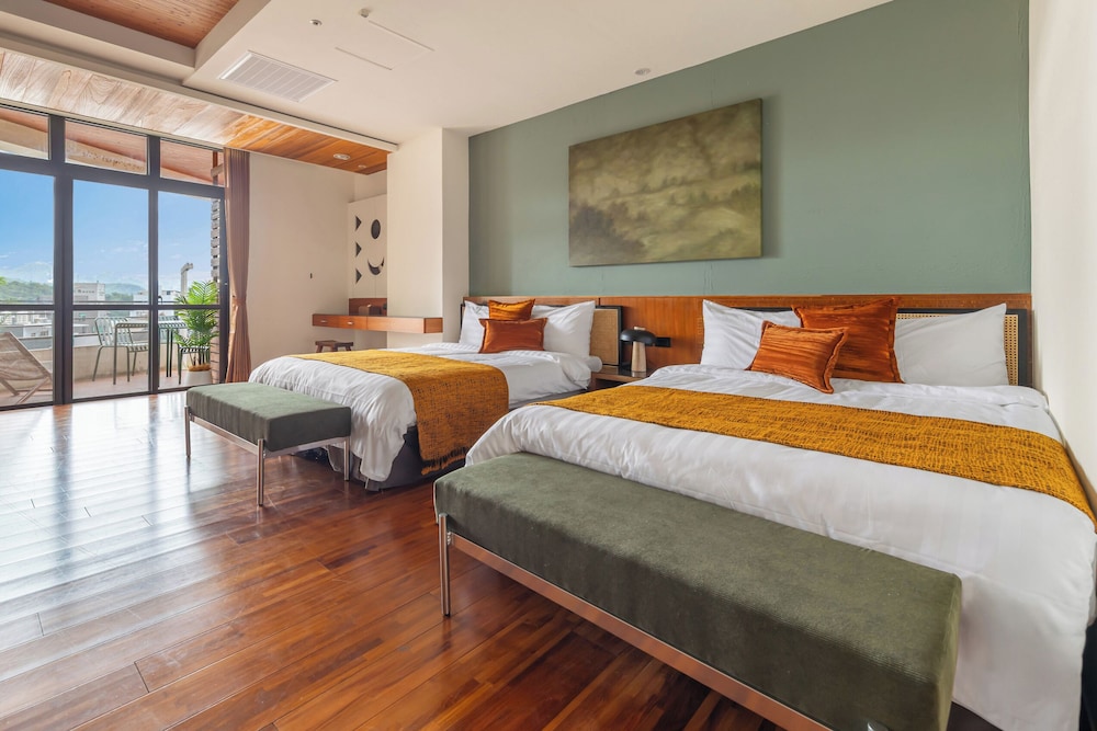 ROOM, QUADRUPLE, LAKE VIEW