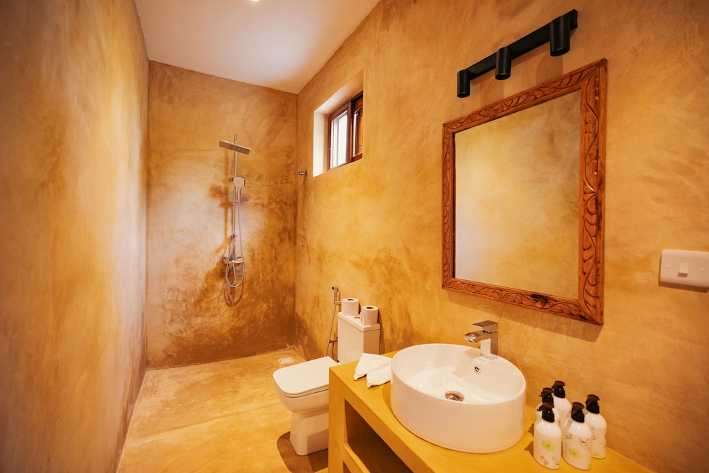 ROMANTIC, STUDIO, SUITE