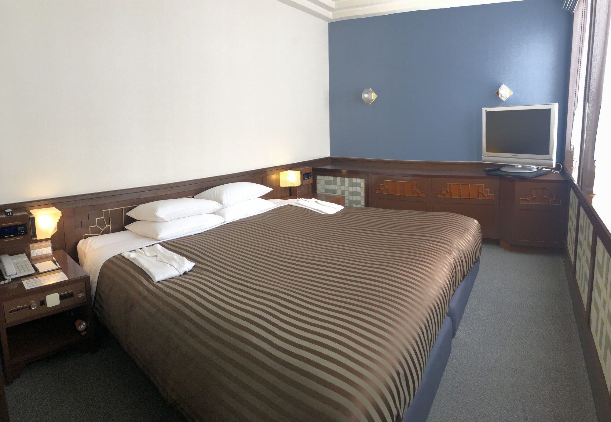 DELUXE, DOUBLE BED, SMOKING