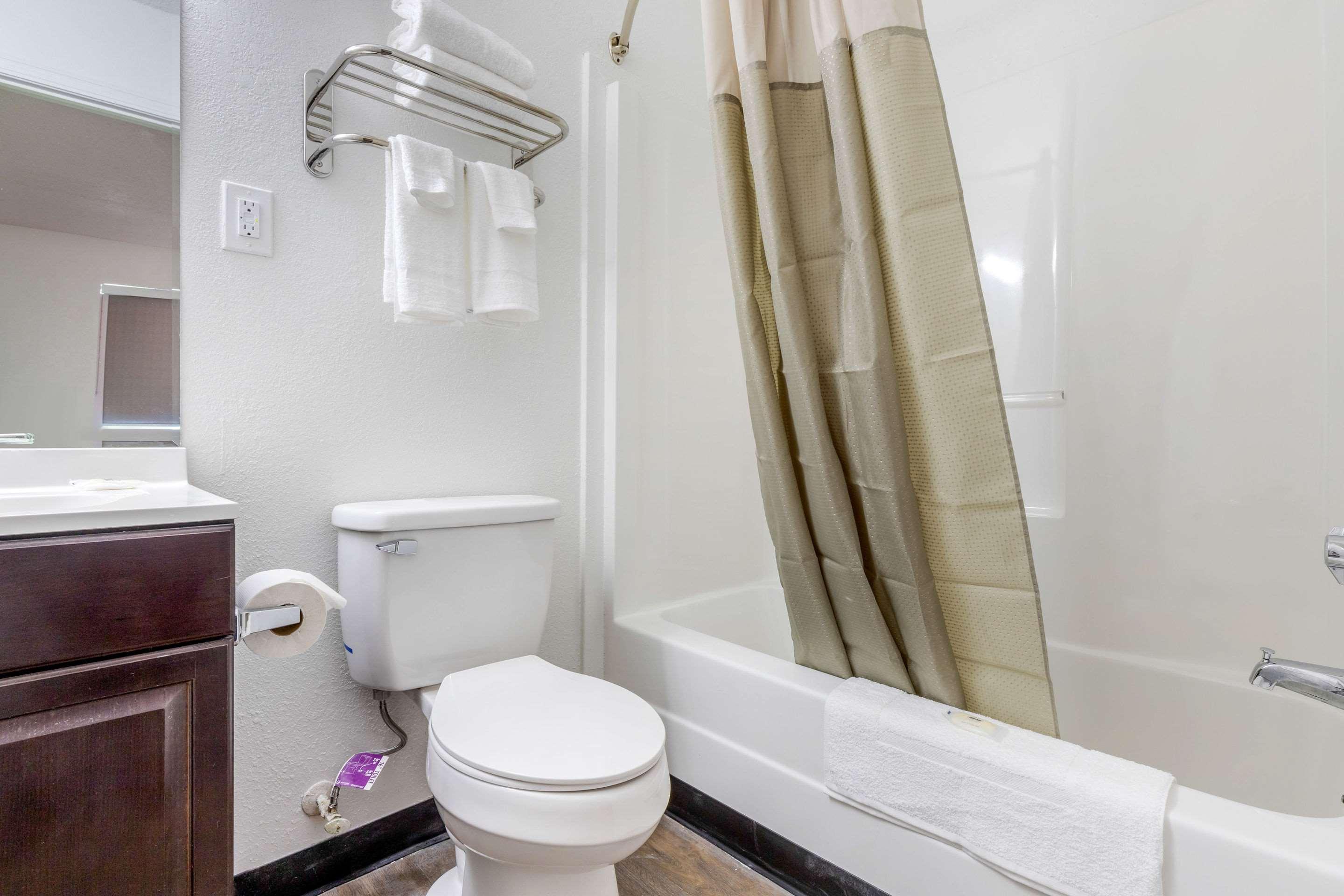 غرفة بسرير كوين، Suburban Studios Spartanburg - I-26 7/7