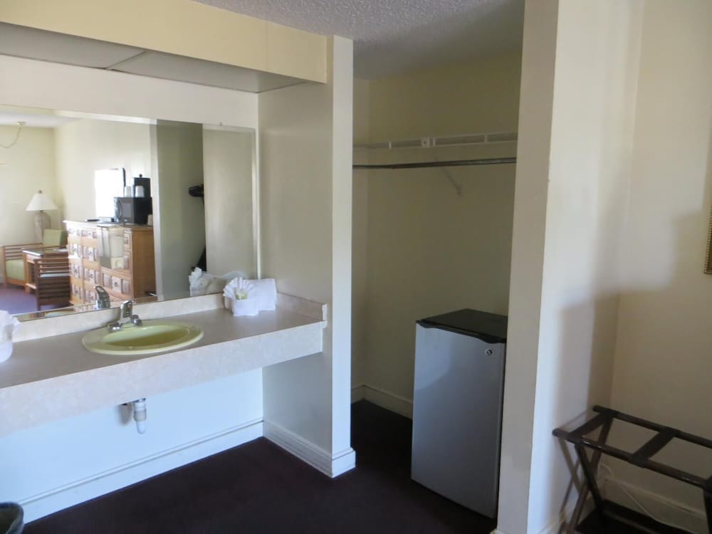 Standard, 2 Double Beds, The Central Motel 6/7