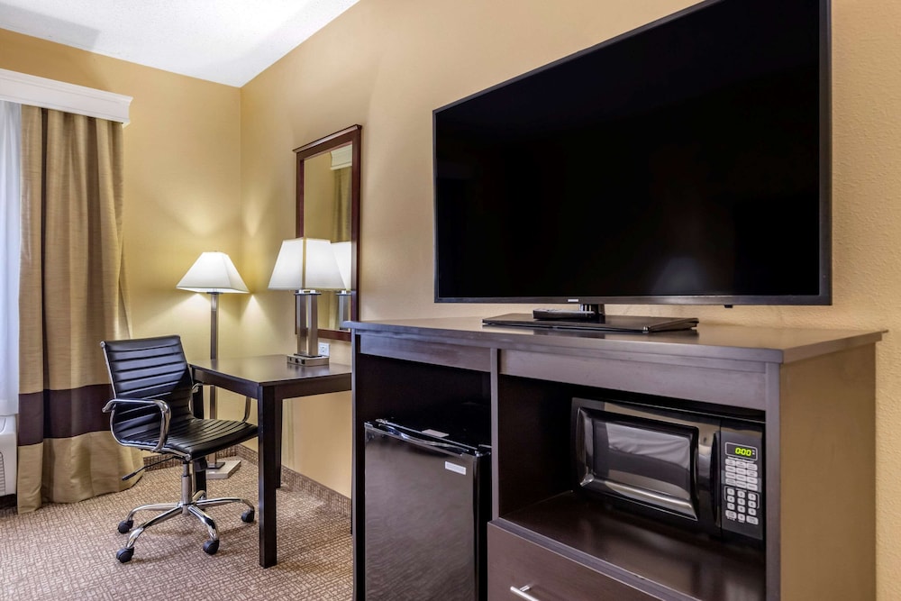 Comfort Inn & Suites Austin North Loop 37/46