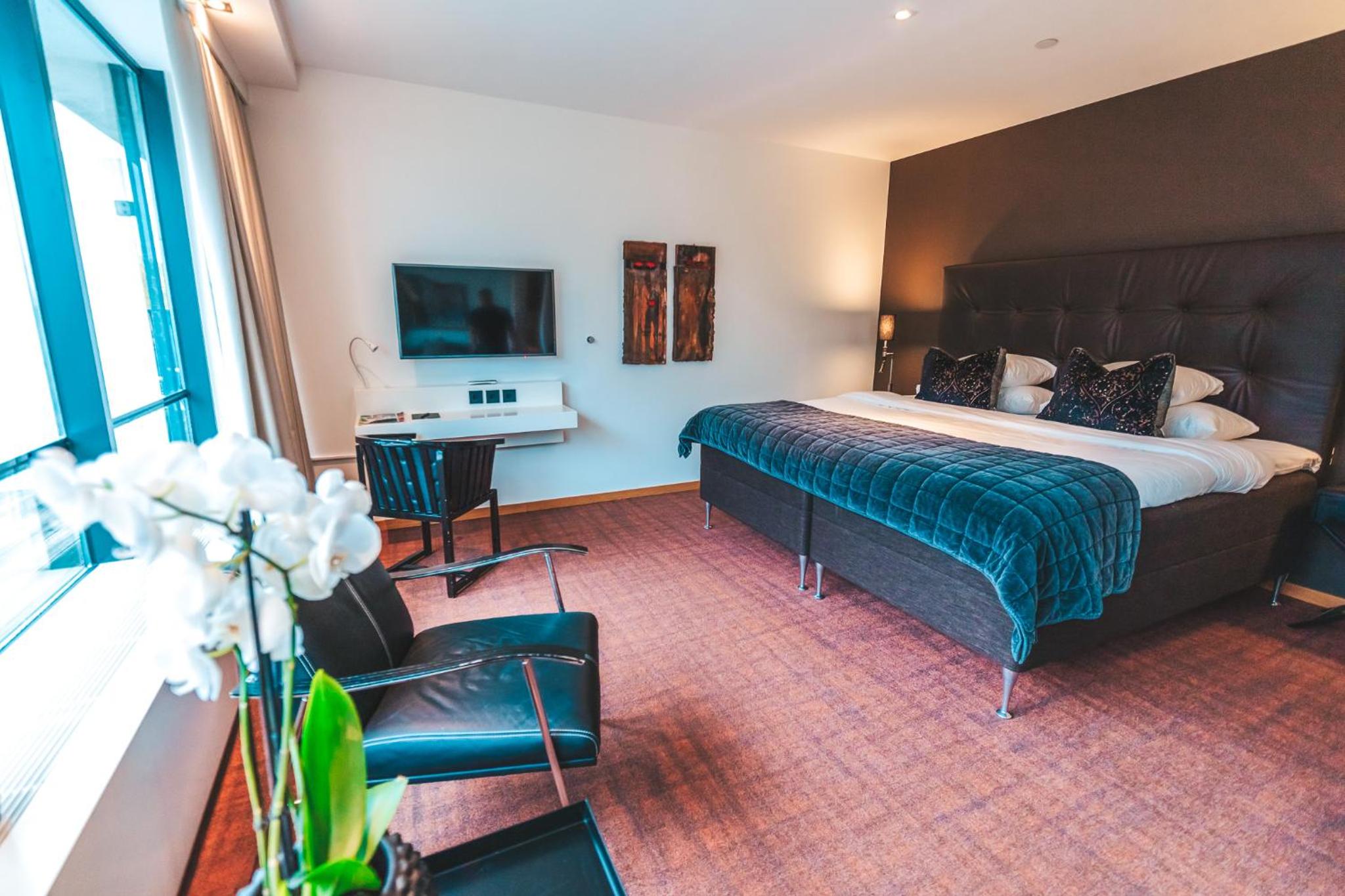 Pool, Club, Junior Suite