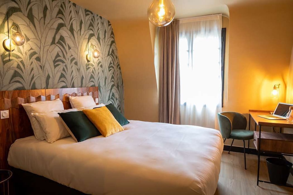 BRIT HOTEL LA CROIX BLANCHE 9/60