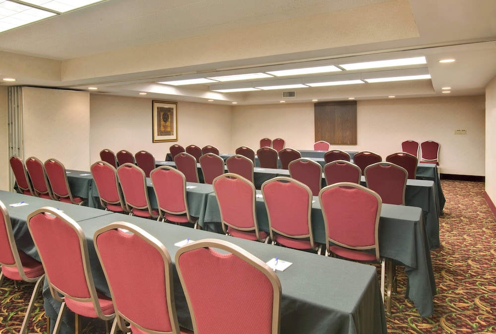 Holiday Inn Express Chicago Downers Grove 63/74