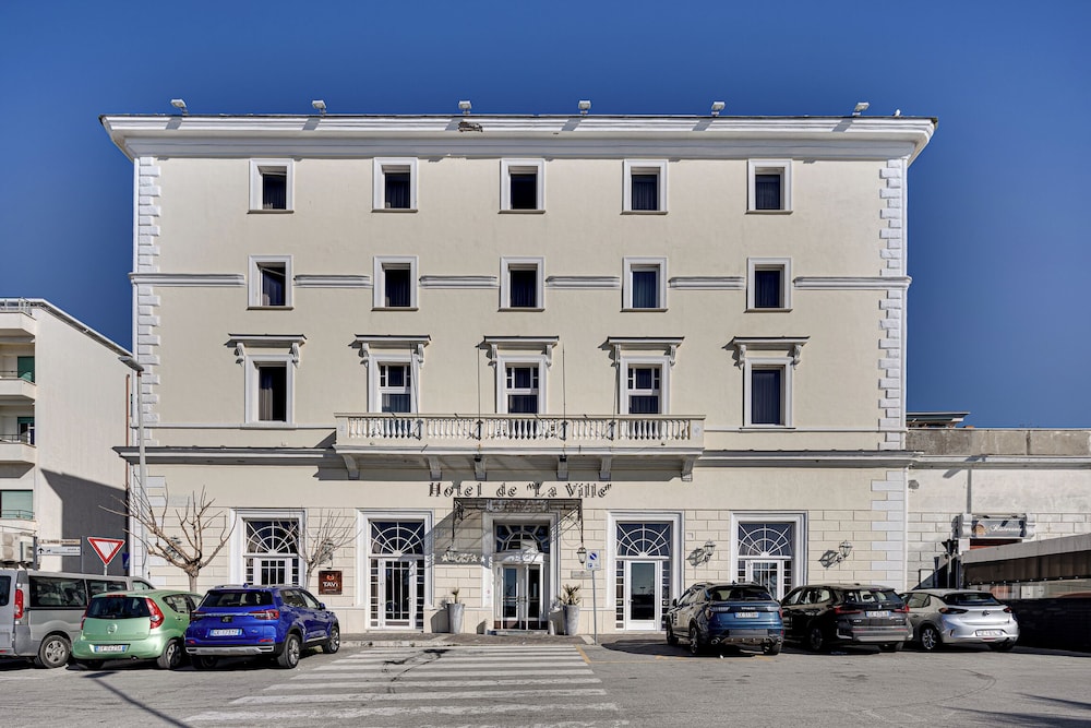 Hotel de La Ville 2/64