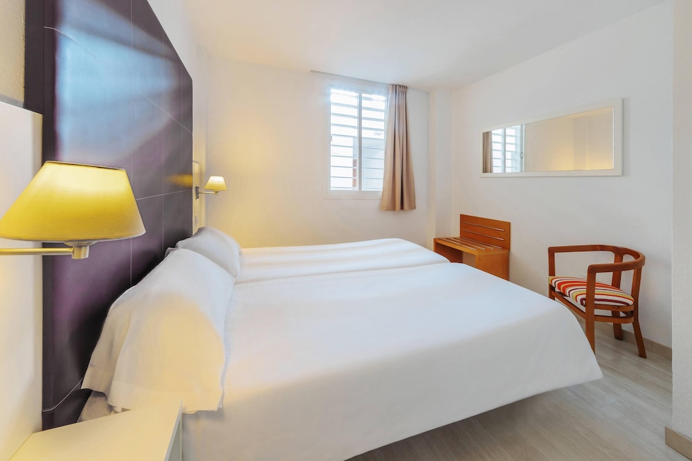 2 BEDROOMS, APARTMENT, 4 BEDS, SOFA