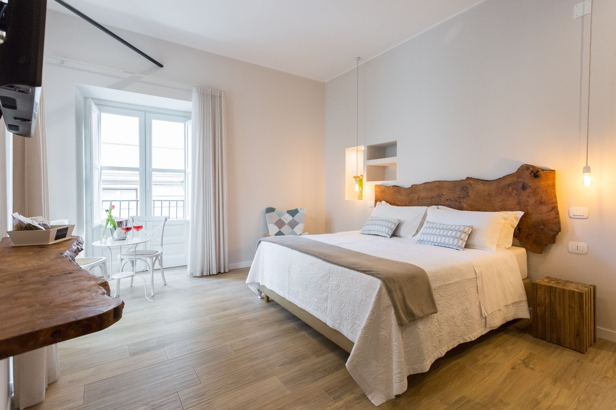 DELUXE, KING BED, CITY VIEW, BALCONY