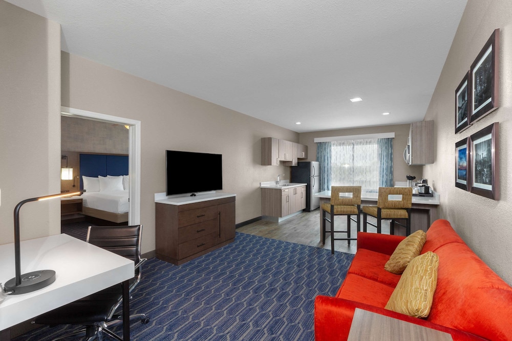 La Quinta Inn & Suites by Wyndham Houston Channelview 39/66