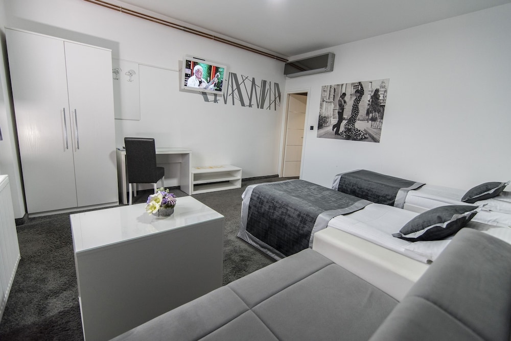 COOL ROOMS ZAGREB AIRPORT 33/62
