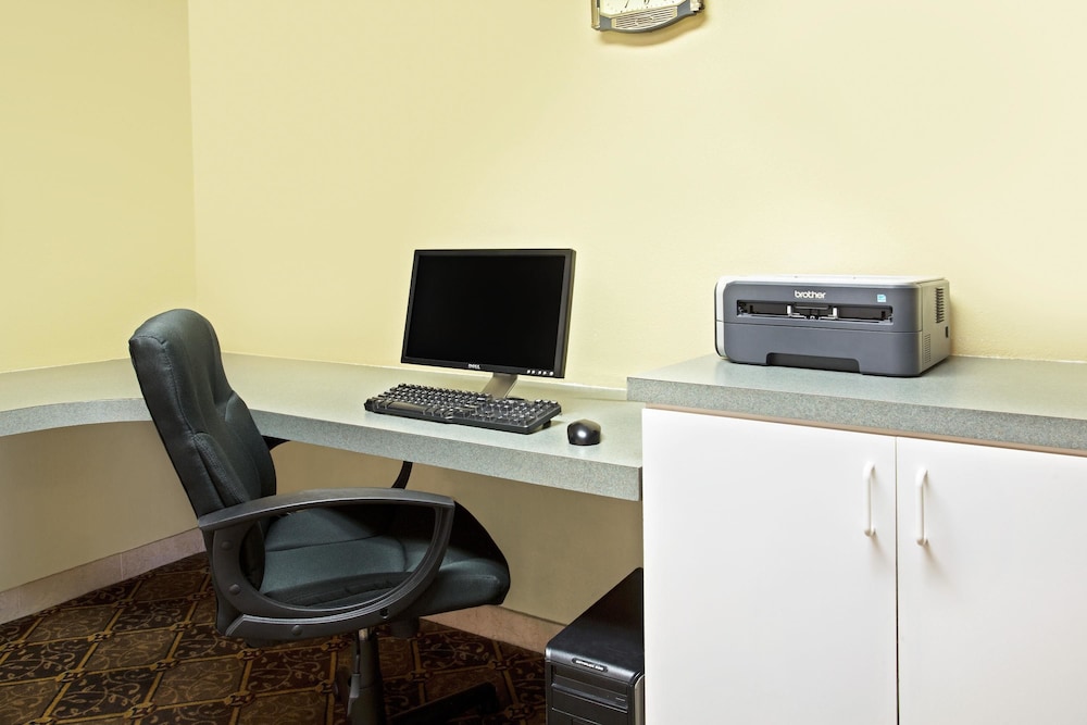 Days Inn By Wyndham Orlando Airport Florida Mall 19/22