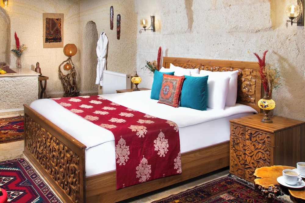 Deluxe, Suite, King Bed, with Pool