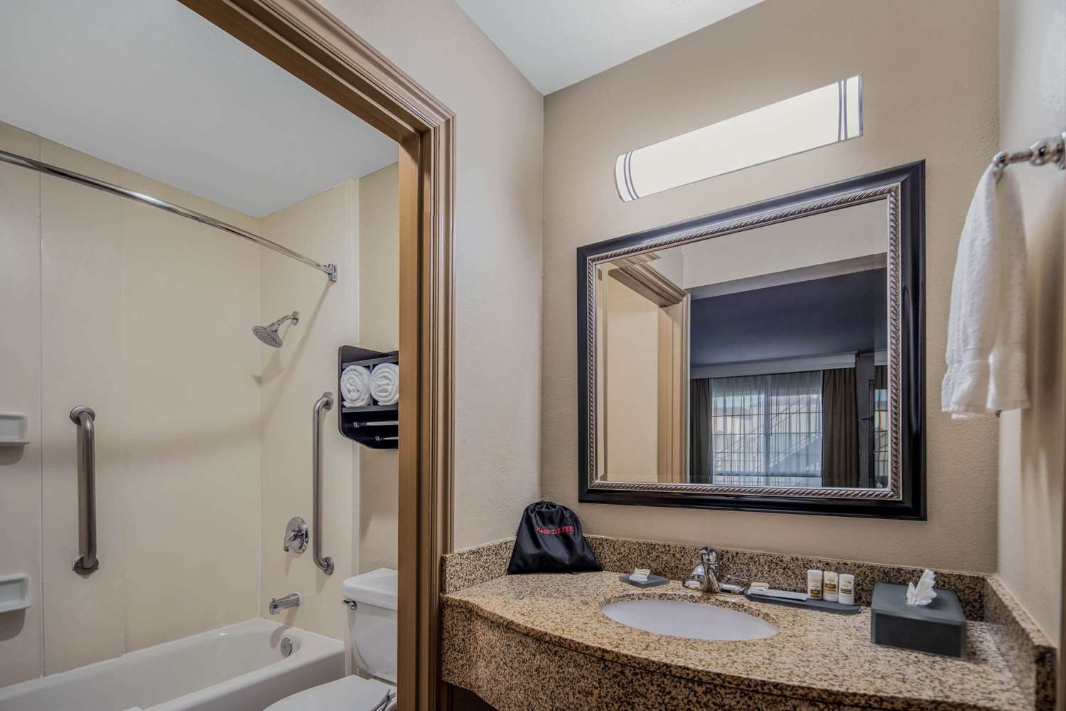 La Quinta Inn and Suites by Wyndham Carlsbad Legoland Area 21/22