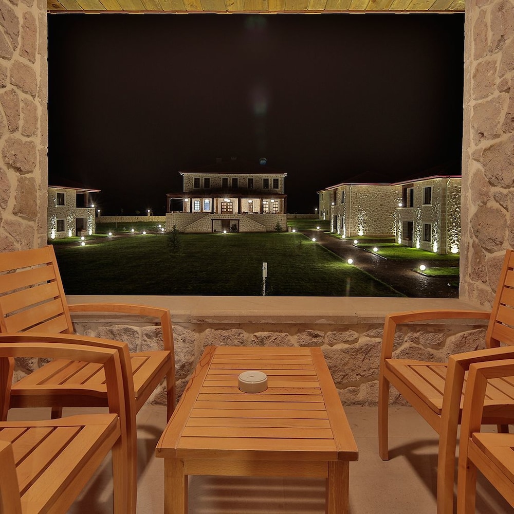 Elevres Stone House Hotel 59/67