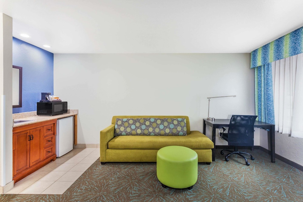 Days Inn & Suites by Wyndham East Flagstaff 25/36