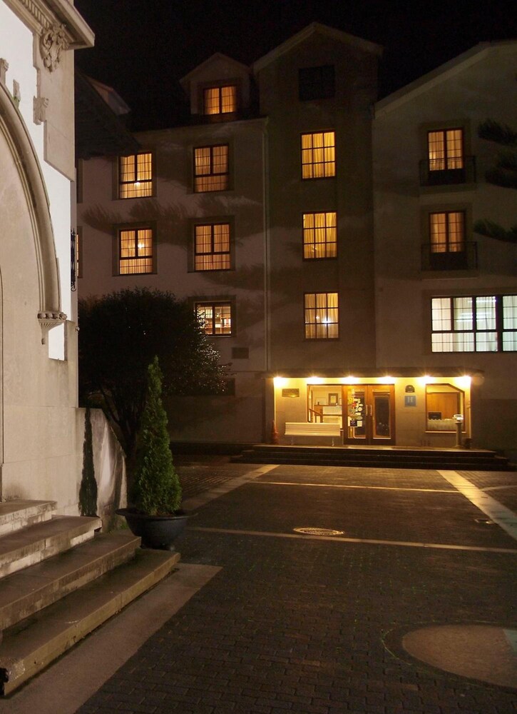 Arias Hotel 1/38