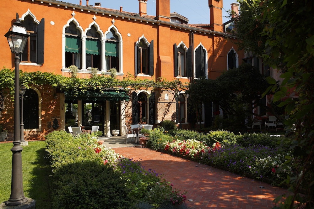 Pensione Accademia Villa Maravege 62/65