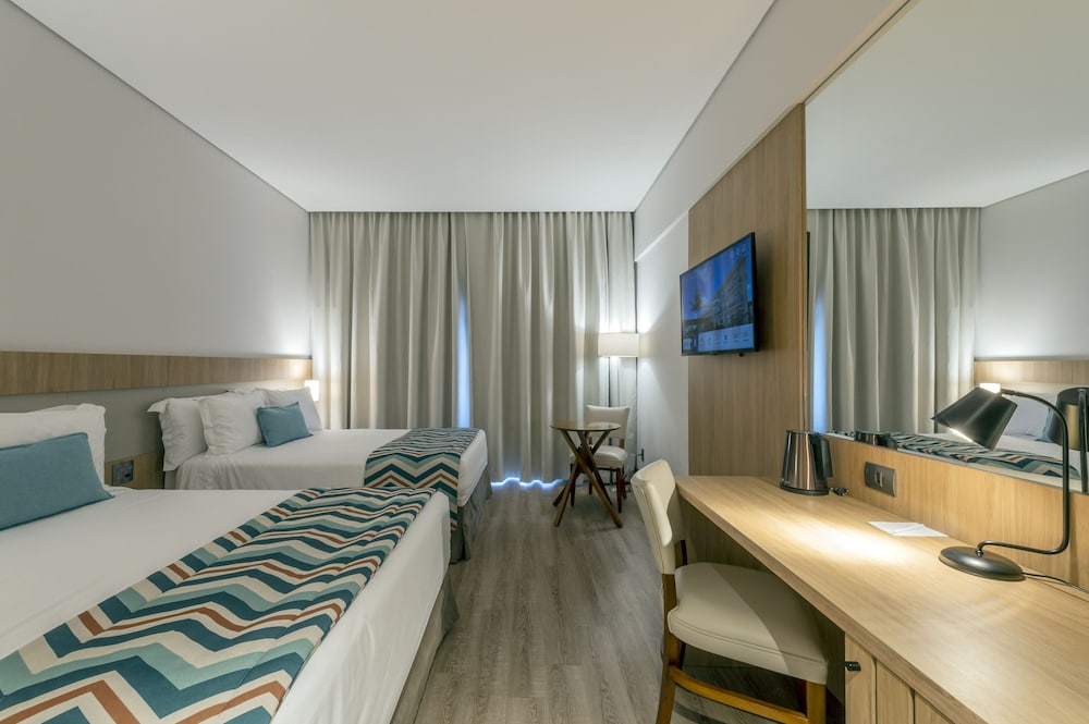 DELUXE, DOUBLE OR TWIN BED