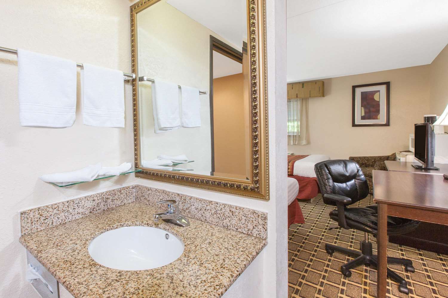 Days Inn & Suites by Wyndham Madison Heights MI 19/20