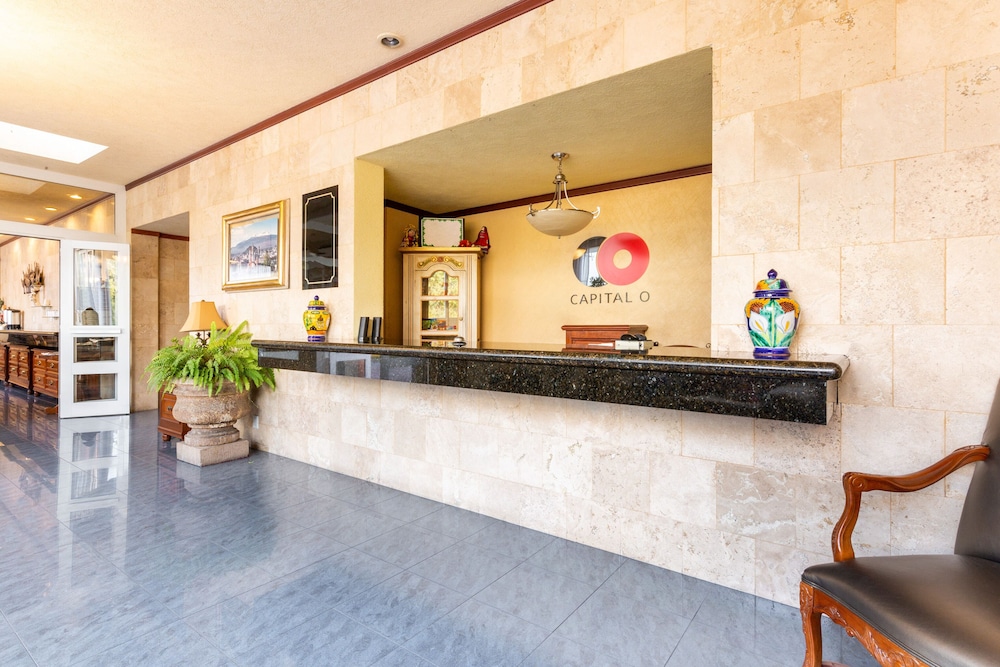 Howard Johnson by Wyndham Toluca 8/49
