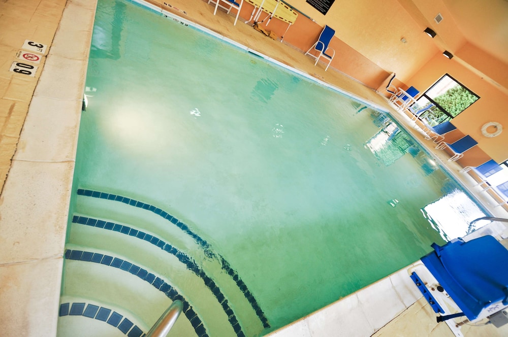 Hampton Inn Suites Louisville 24/46