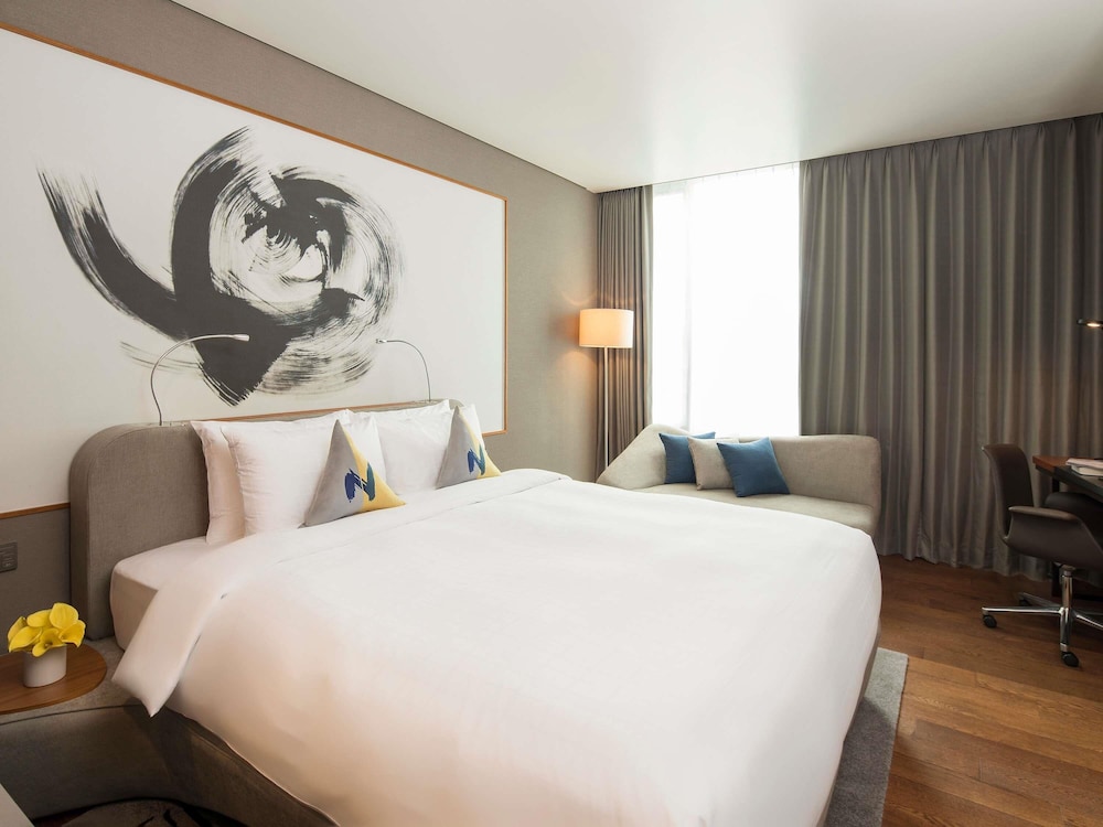 SUPERIOR, QUEEN BED