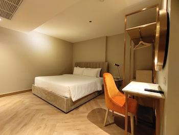 Chill, King Bed, No Window, Bathtub
