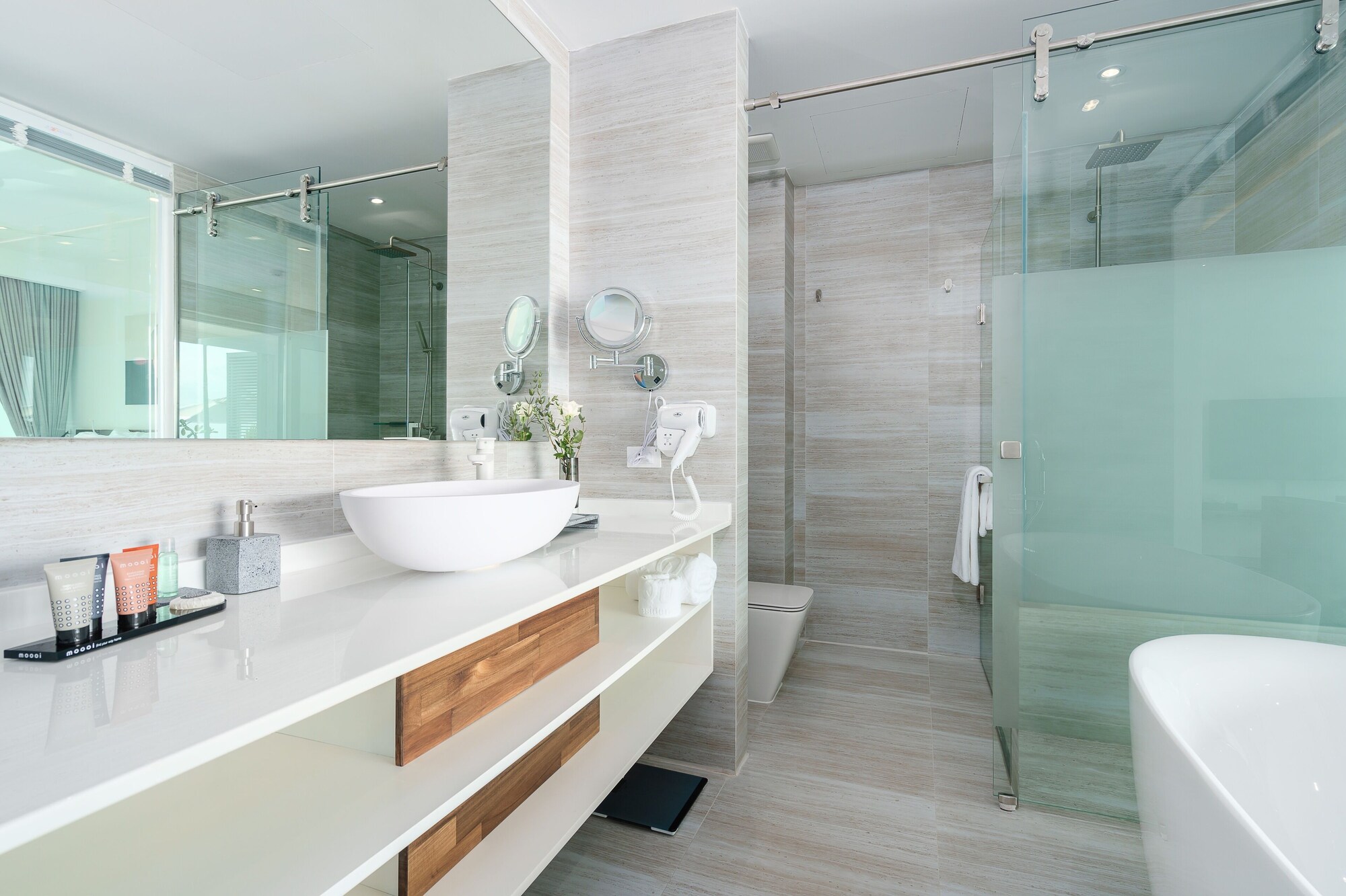 GRAND, DELUXE, SUITE, POOL ACCESS