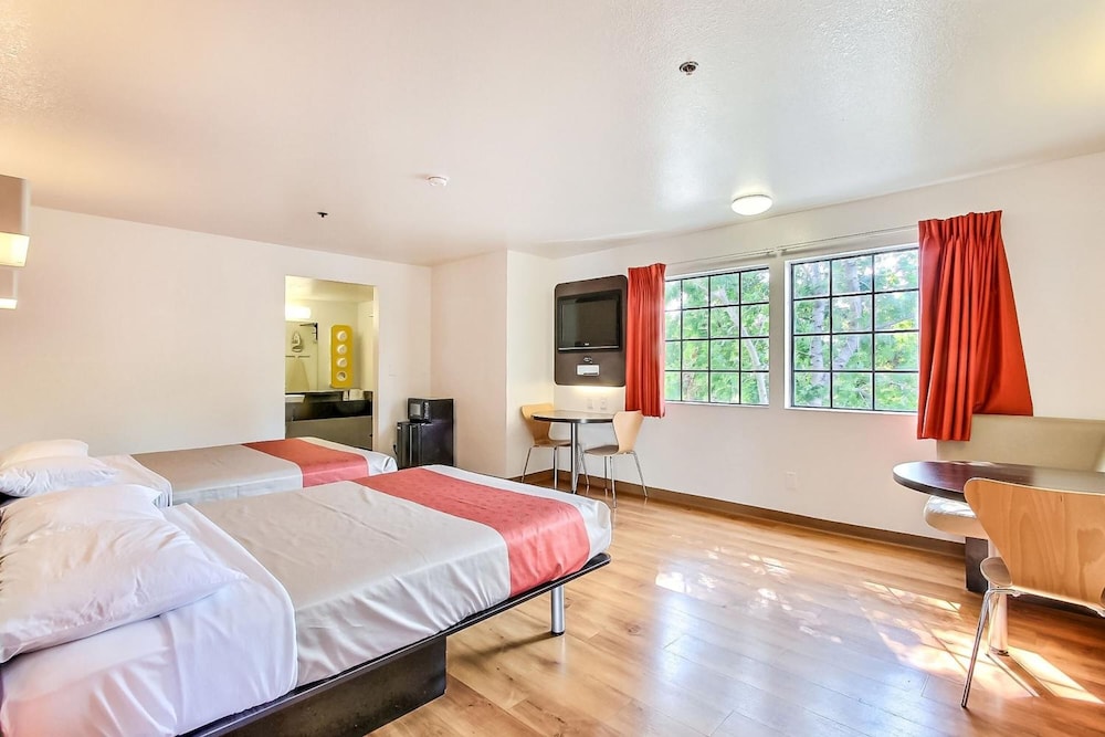 Motel6 Sunnyvale, CA - North 15/60