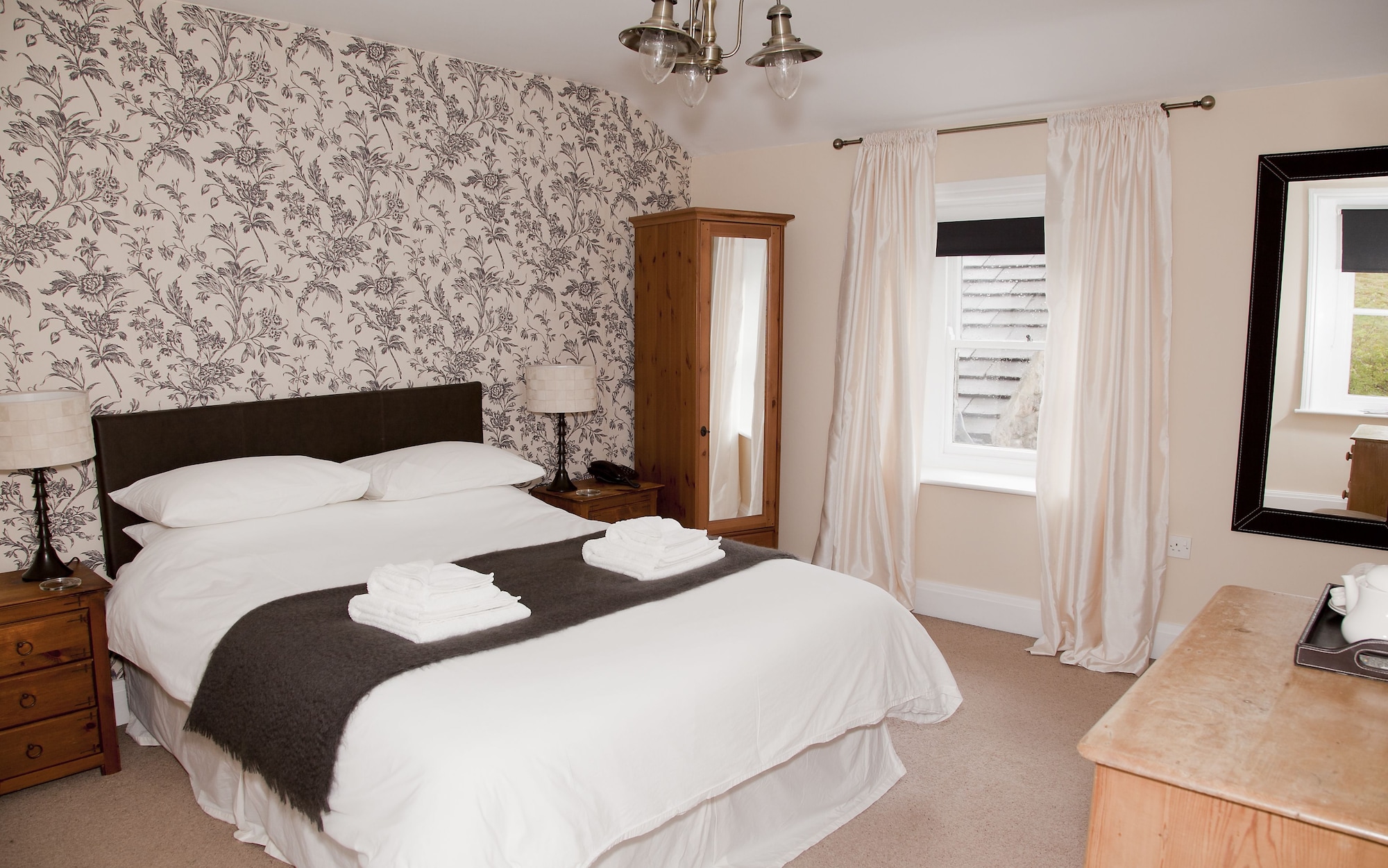 Superior, King Bed, Valley View, Bathtub