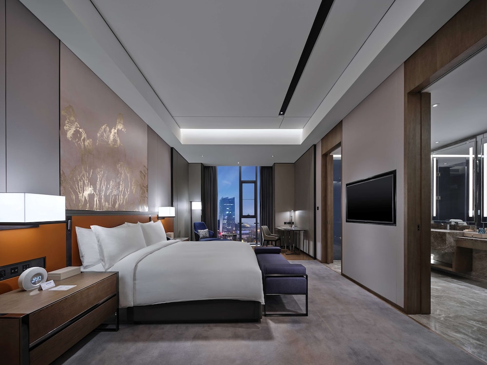 1 BEDROOM, EXECUTIVE, SUITE, KING BED