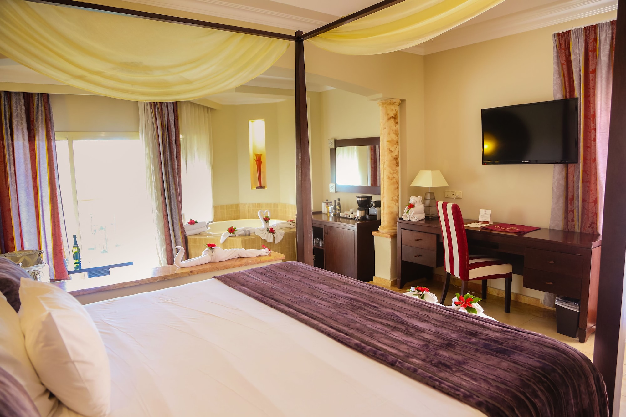 SWIM UP, MAJESTIC, JUNIOR SUITE