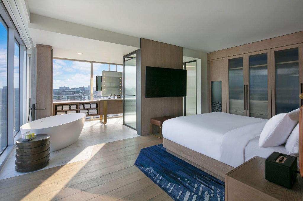 1 Bedroom, Penthouse, Suite, King Bed, City View, Balcony