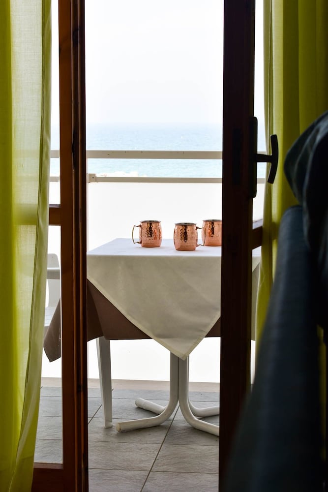 Hotel Embassy Pesaro 18/35