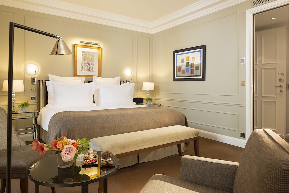 غرفة ديلوكس بسرير كينج، Le Burgundy Paris 8/10
