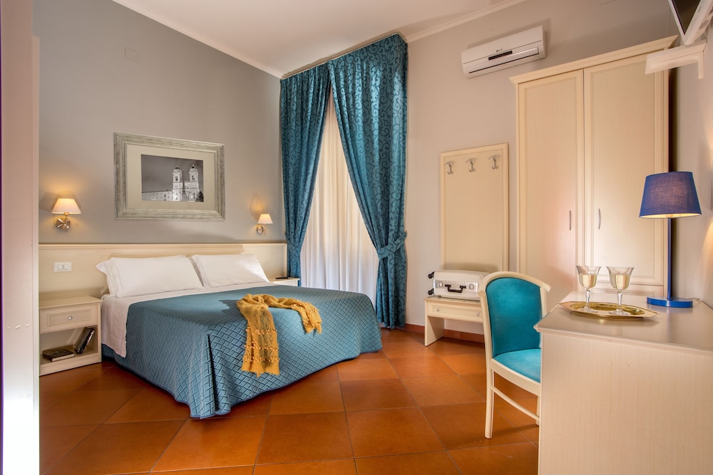 ROOM, DOUBLE OR TWIN BED