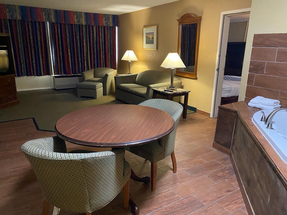 Super 8 by Wyndham Fort Wayne 39/58