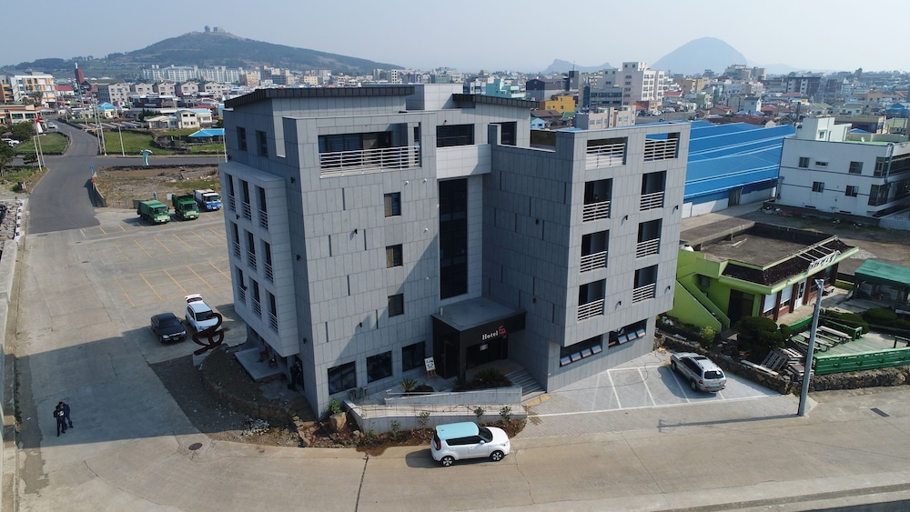 Hotel 52 4/57