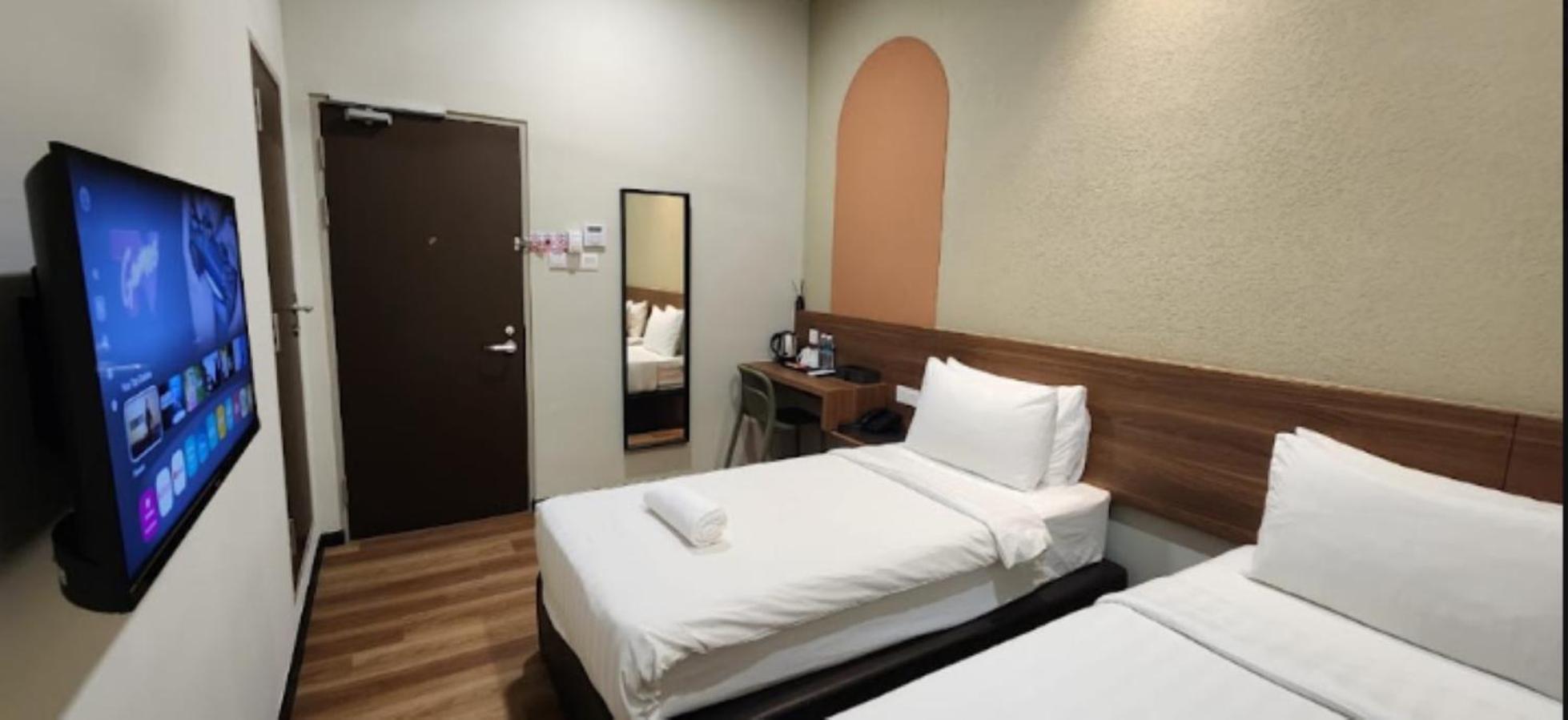 Connecting, King and Twin Beds, No Window