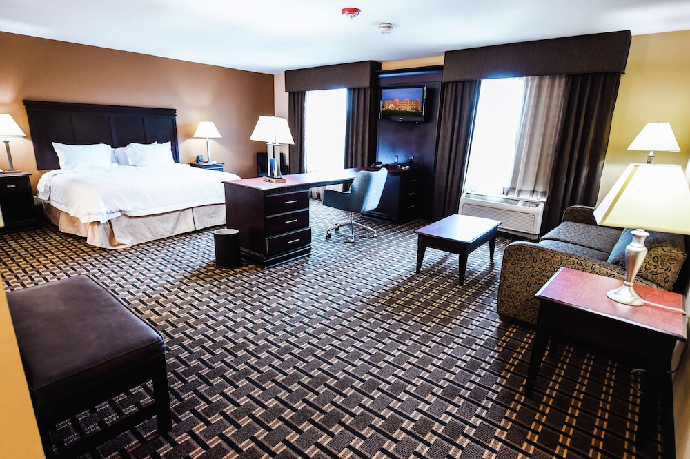 Hampton Inn And Suites Pine Bluff 34/46