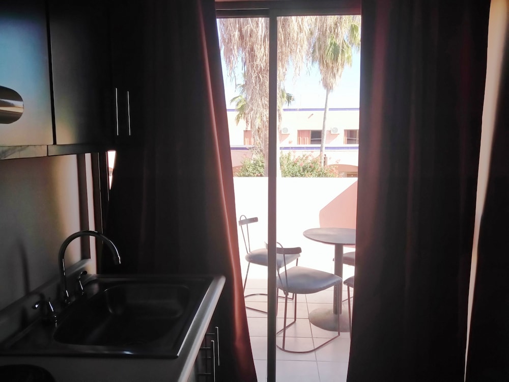 Los Jitos Hotel & Suites 9/56