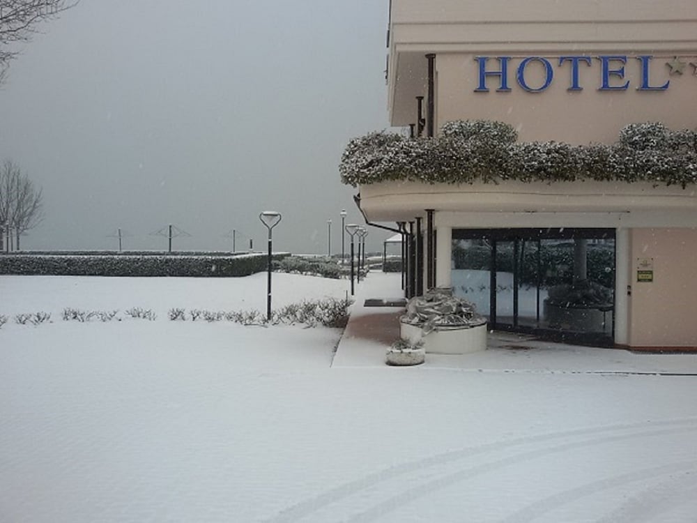 Yachting Hotel Mistral 6/79