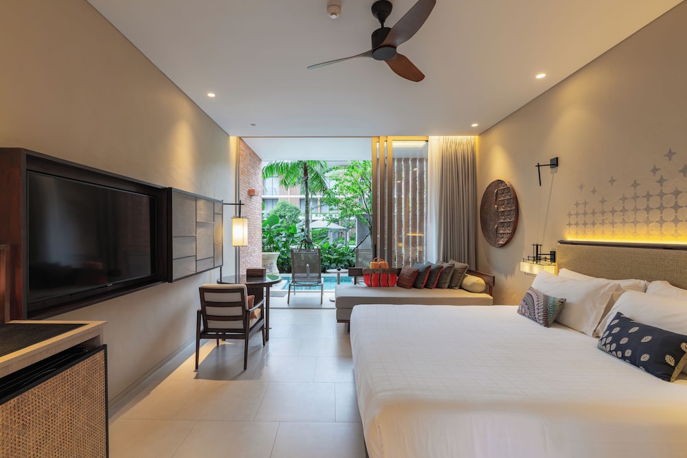 Family Suite, King Bed, Pool Access