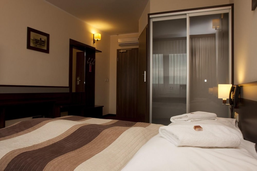 Amber Hotel 22/65