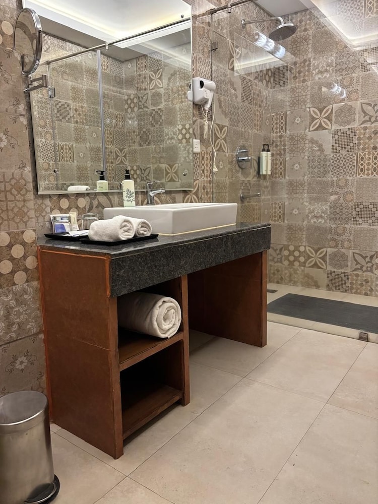 Rs Sarovar Portico 57/59