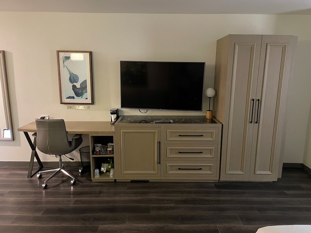 Hyatt Place Santa Barbara 51/55