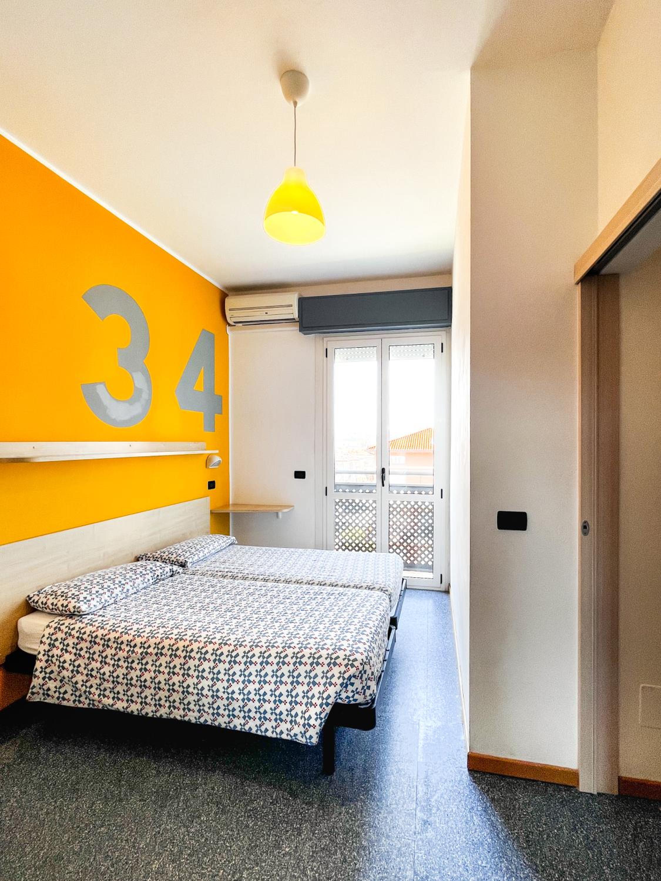 ROOM, SINGLE