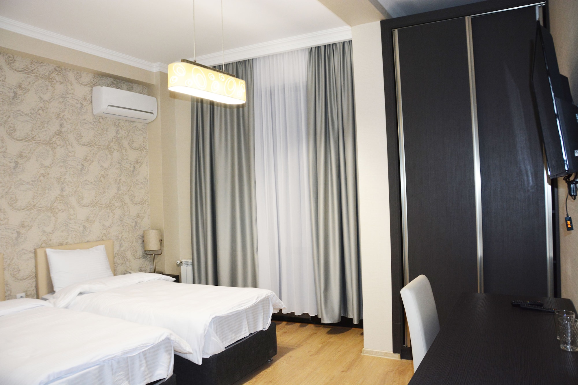 DELUXE, TWIN BEDS, CITY VIEW
