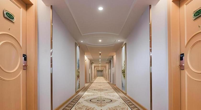 Vienna Hotel (Huizhoushi Lilin North Station) 34/58